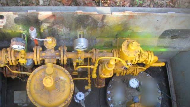 Großdomschacht vor dem Strahlen: Armaturen und Rohrleitungen mit verschmutzter, gealterter gelber Beschichtung