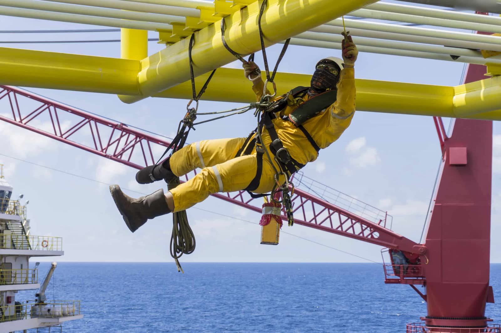 Mitarbeiter gesichert in Seiltechnik an einer Offshore-Rohrkonstruktion